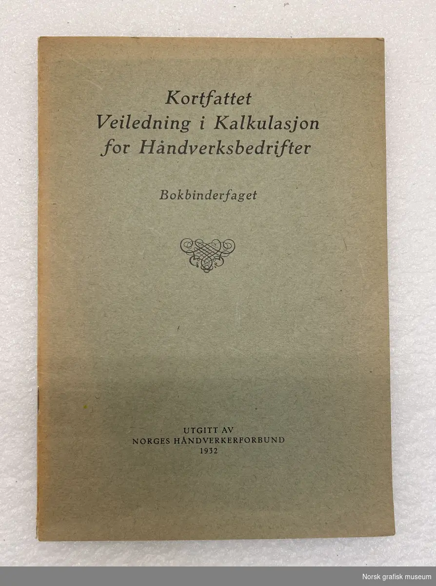 Kortfattet veiledning i kalkulasjon for Håndverksbedrifter.
Bokbinderfaget

Utgitt av Norges håndverkerforbund
Centraltrykkeriet Oslo.
1932