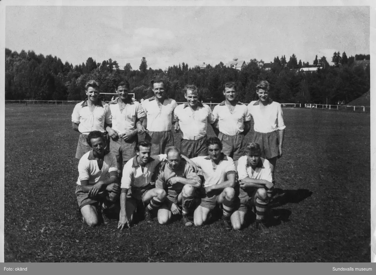 Gruppbild av Kovlands IF:s fotbollslag, troligen på Ånäsvallen i Kovland. På bildens baksida står: Kovlands IF, fr.v. S-E Öhlén, B. Ytterström, H. Ytterström, P-A Ytterström, Sven Ytterström. Knästående fr.v. K-F Backman, (???), K-J Åhsén. Ur en samling som tillhört Lotta Nordlund, Strömås.