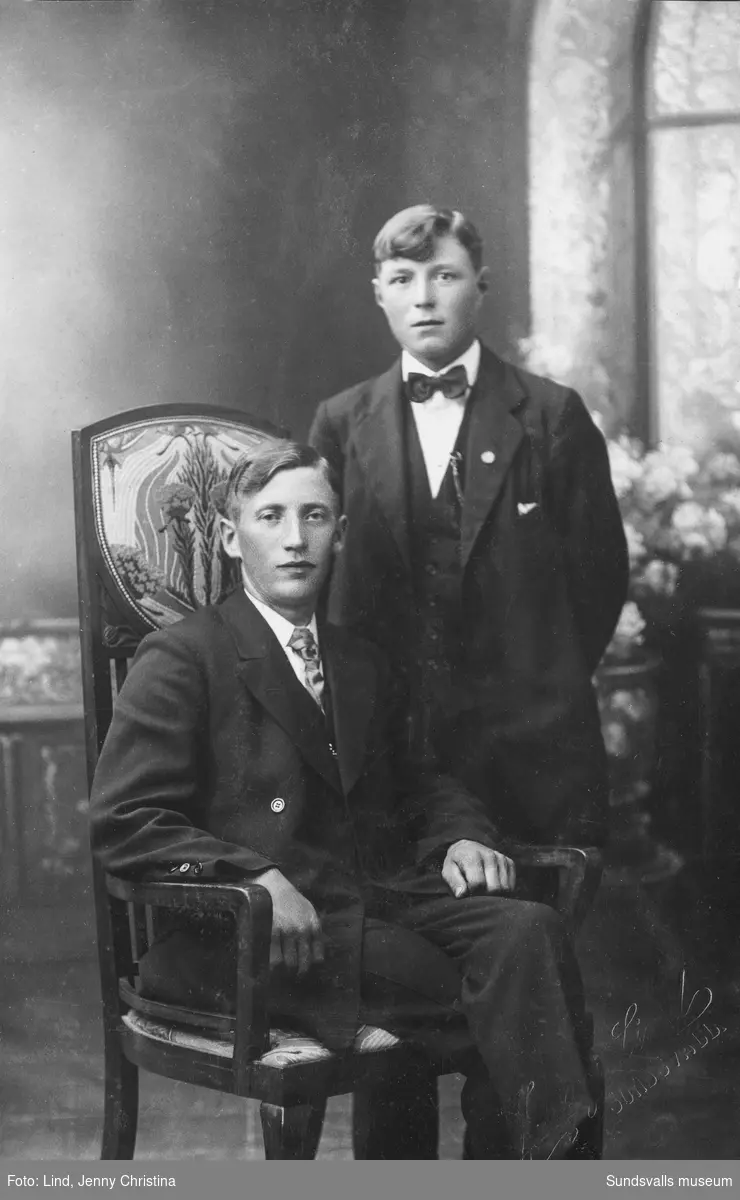Ateljéfoto av två unga män. På baksidan står: Herr Karl Bergström, Hamre, Lucksta. Ur en samling som tillhört Astrid Hermansson/Selin, Svartvik.