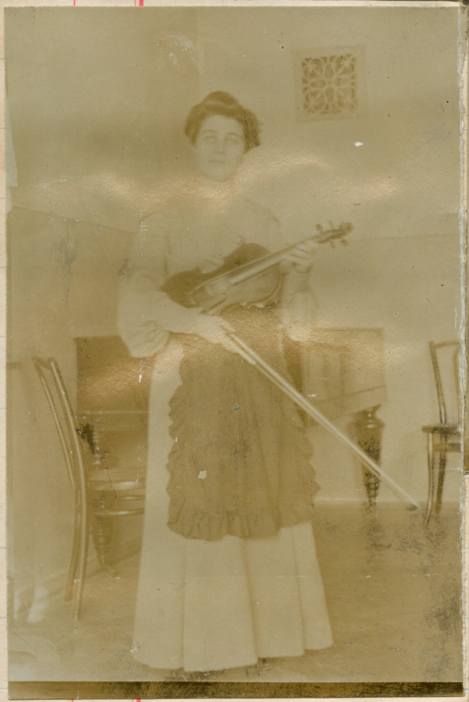 Motivet viser Florentine Rostin som poserer med en fiolin.