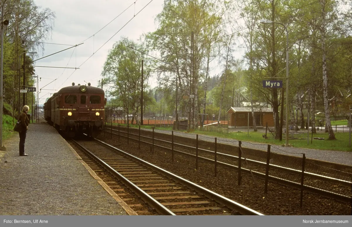 Lokaltog fra Sandvika til Oslo V med elektrisk motorvognsett type 65 ved Myra holdeplass