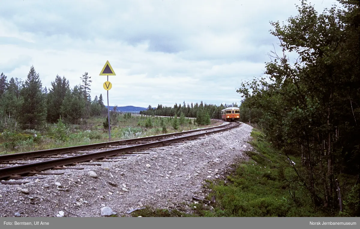 SJ dieselmotorvogn litra Y7 med persontog til Östersund ved Frostberget holdeplass