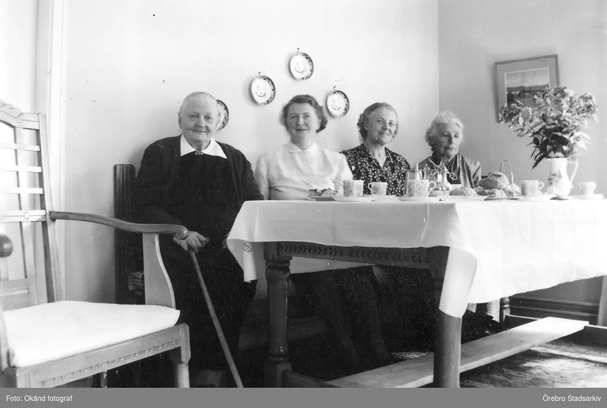 Fyra damer i köket

Från vänster: Moster Alma, Margit, kusin Ingeborg, Maja
