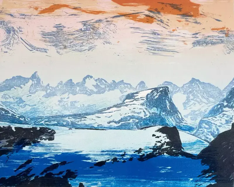 "Vit alltid hvor du er" av Anne Kristin Hagesæther. Motivet viser et vinterlandskap med fjell og fjellkjede i blått og røde toner på himmelen.