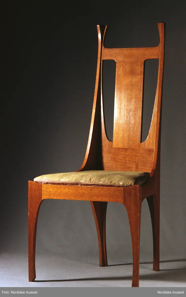 En stol ur ett matsalsmöblemang i bonad ek av målaren J.A.G. Acke, och utställd på Slöjdföreningens utställning Moderna Möbler 1899.