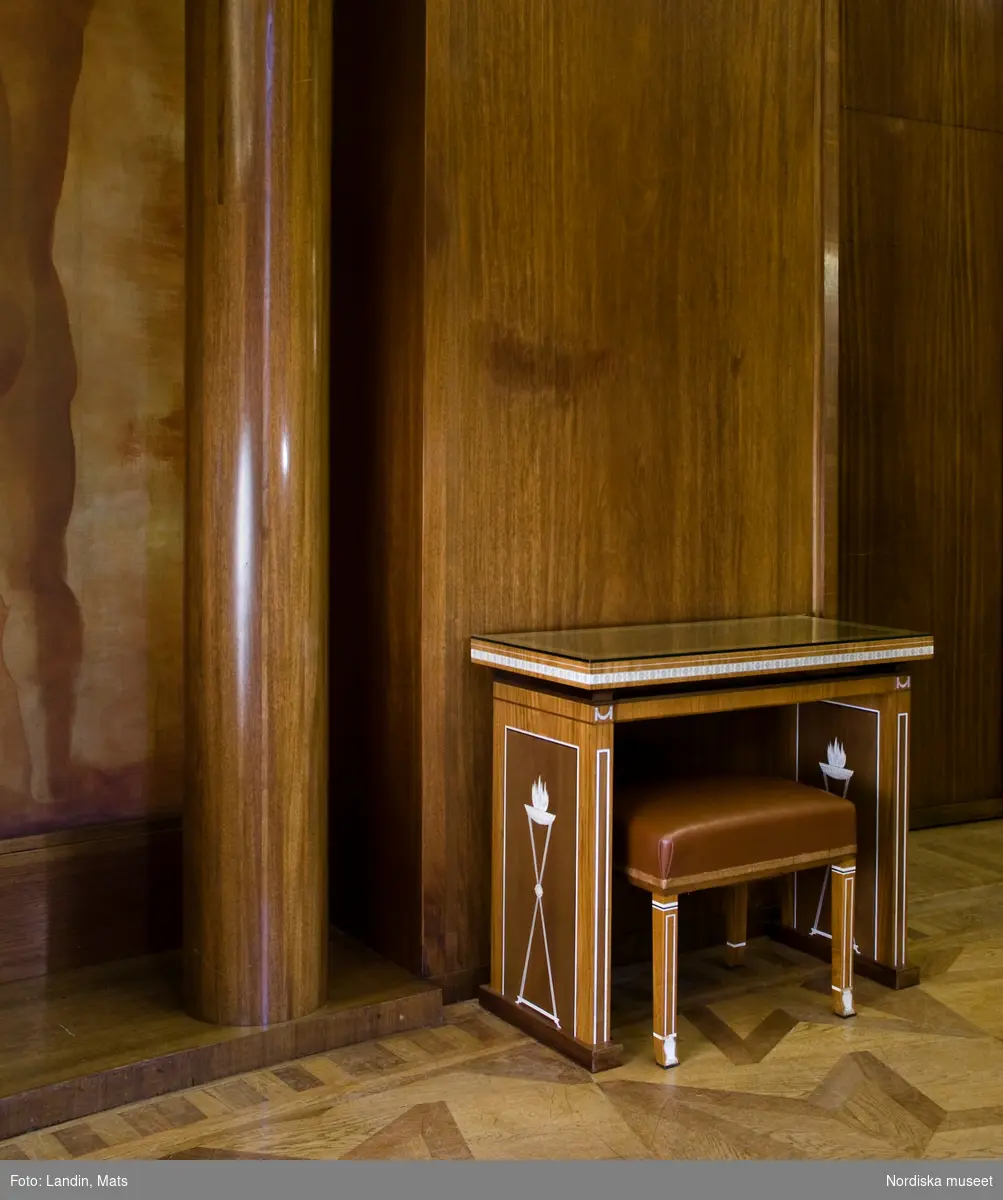 De strama och eleganta möblerna ritade Carl Malmsten till ett väntrum i Tändstickspalatset i Stockholm. För sekreteraren skapades en pulpet med intarsiadekor i form av ett fyrfat.