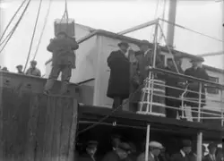 Roald Amundsen i samtale med en mann ombord i hurtigruteskip
