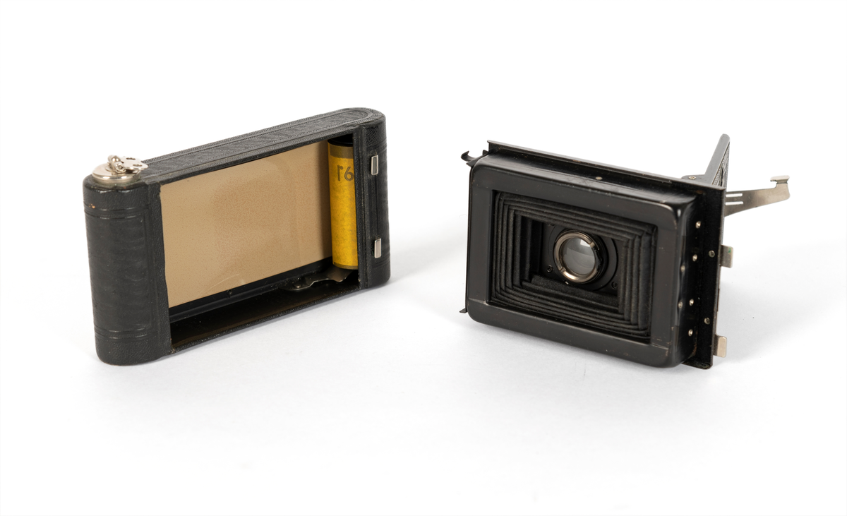 Sammenleggbart foldekamera som ligger i et pappetui. 2 stk filmruller og bruksannvisning følger med.