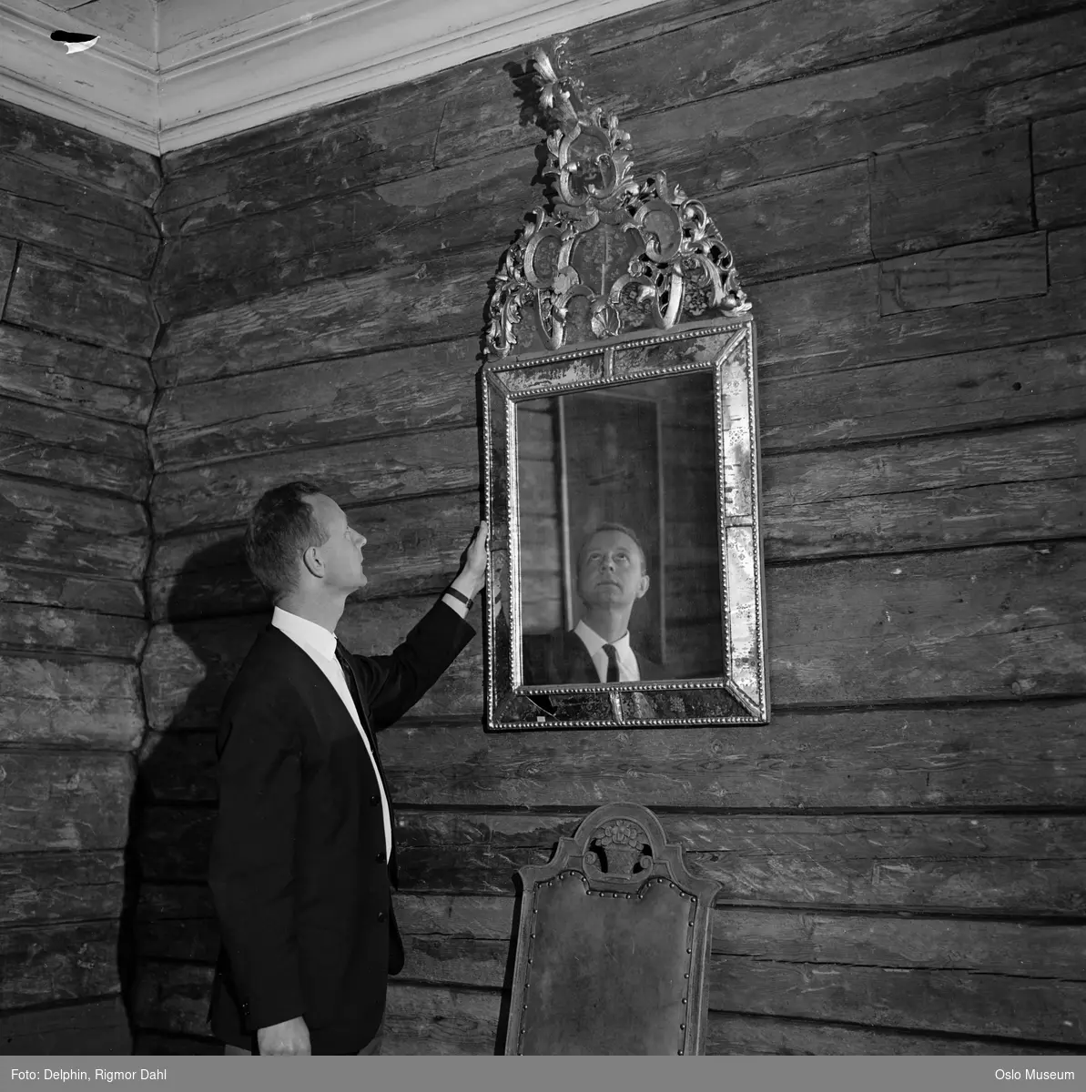 Norsk Folkemuseum, interiør, mann, konservator, speil