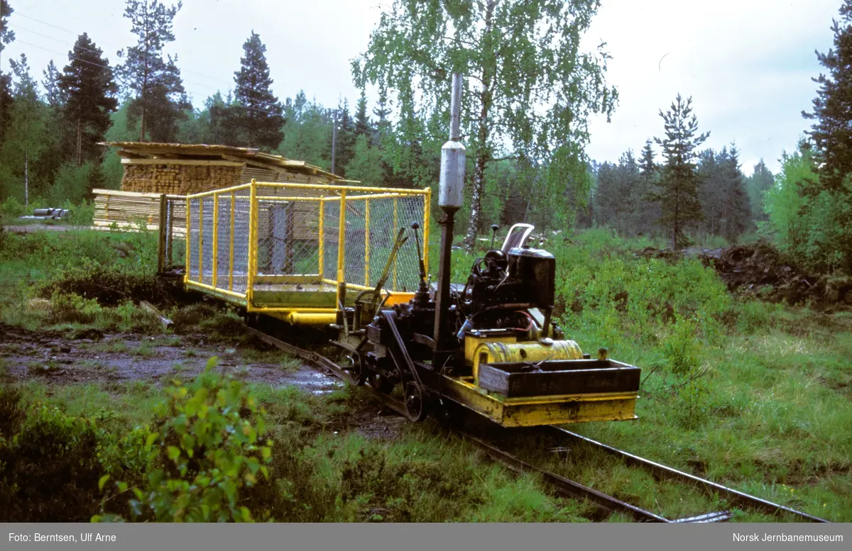 Bensinlokomotiv og vogn ved Kilebu Torvbane ved Kilebumosen ved Rakkestad