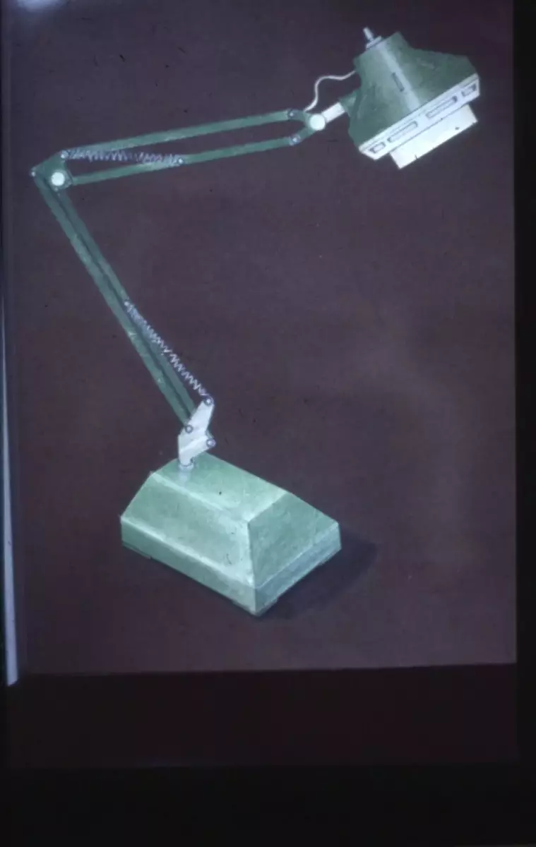 Lampfot till bordslampa med glödlampa och paralellogramarm.
