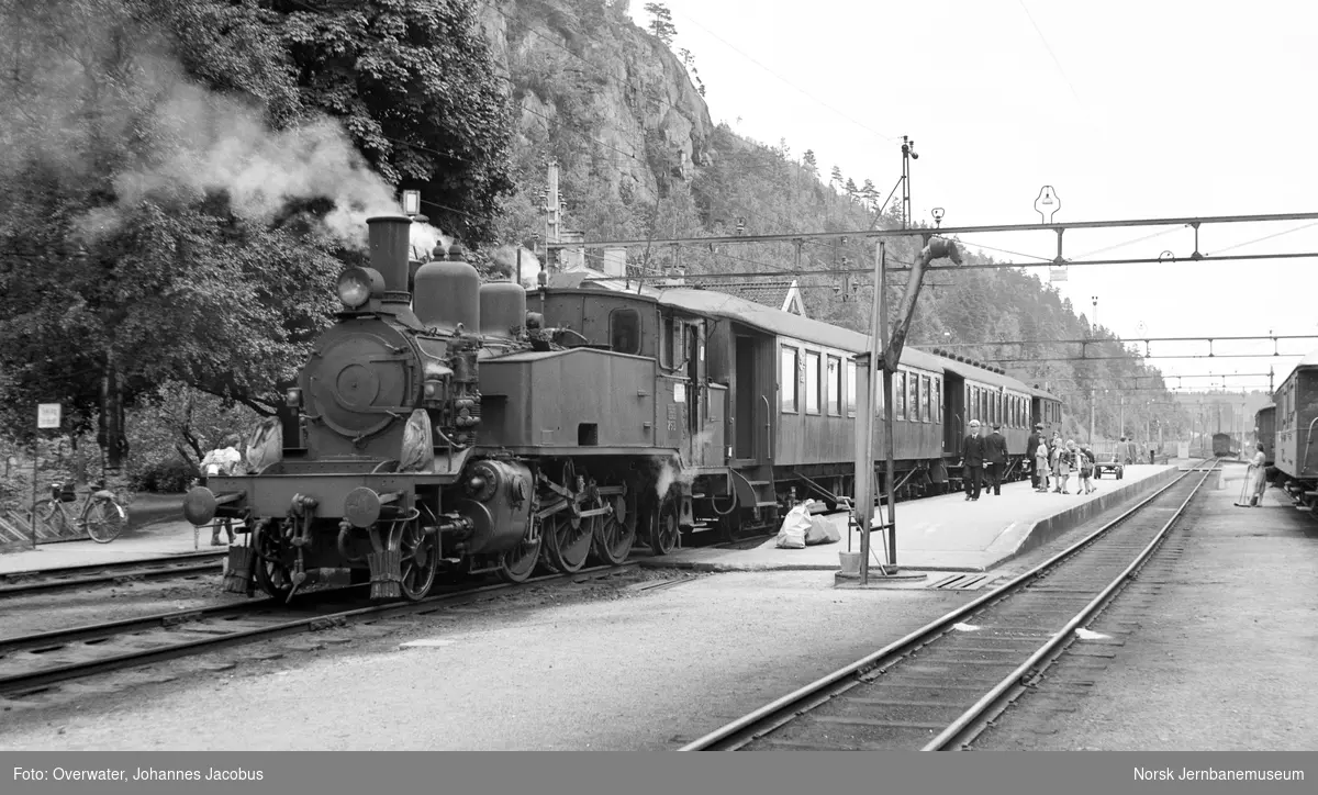 Damplokomotiv type 20b nr. 268 med lokaltog fra Kristiansand på Grovane stasjon. I toget vognene Co3a nr. 658, Co3a nr. 646 og F nr. 20057