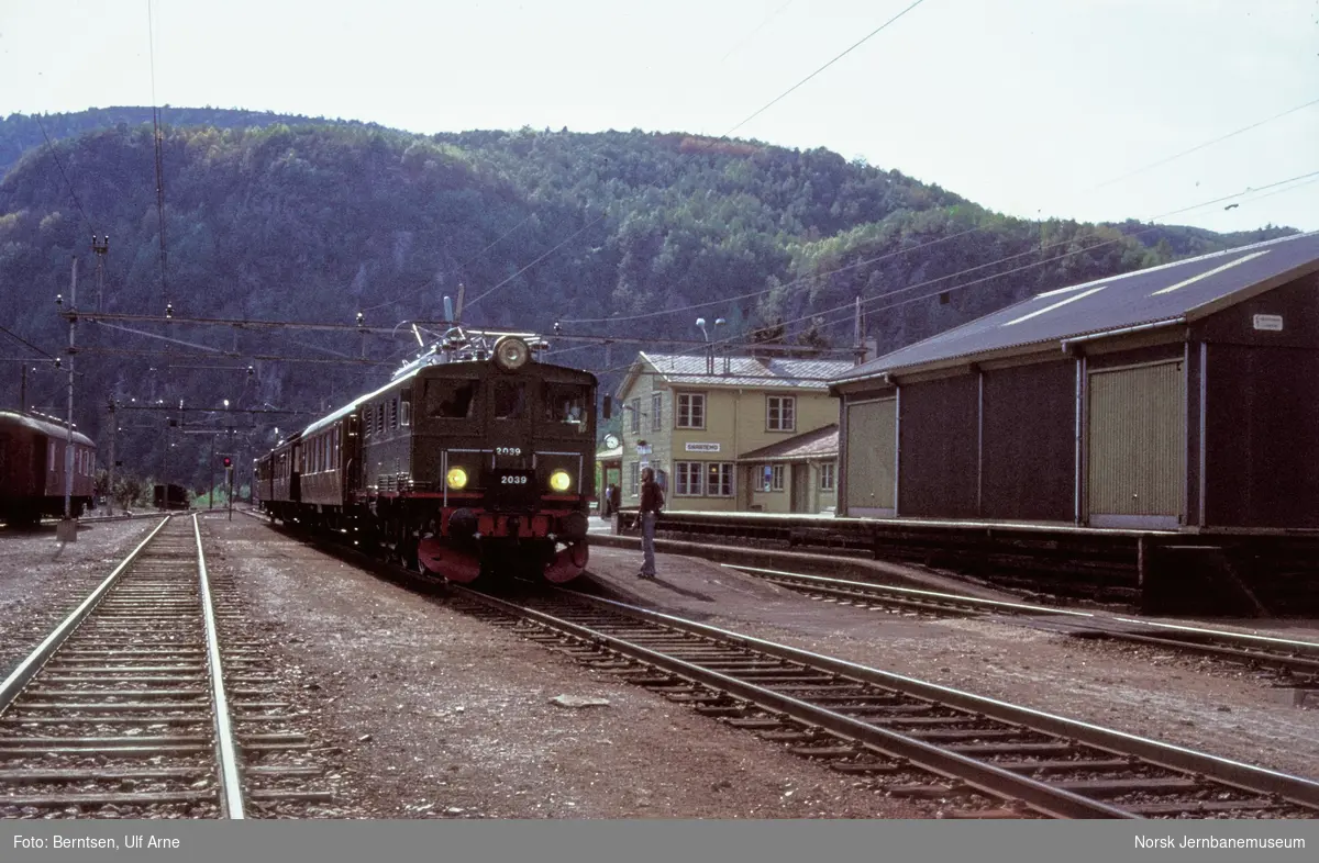 Elektrisk lokomotiv El 5 2039 med veterantog fra Stavanger til Oslo Vestbanestasjon på Snartemo stasjon
