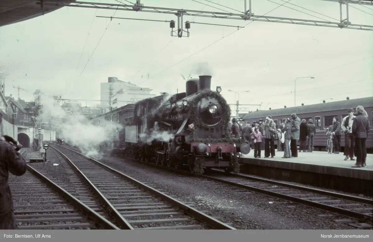 Damplokomotiv 24b nr. 236 i Stavanger,med Jærbanens 100 års jubileumstog
