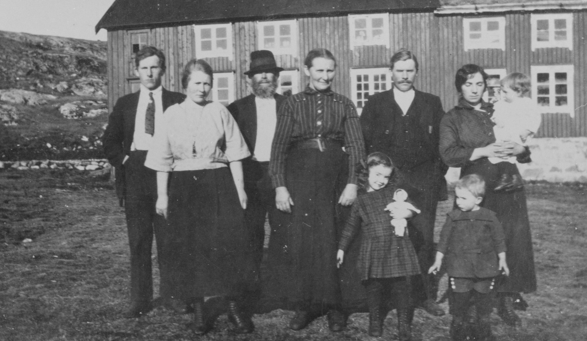 Familiegruppe avbildet foran gårdsstua på Stamneset, Melandsjø, Hitra.