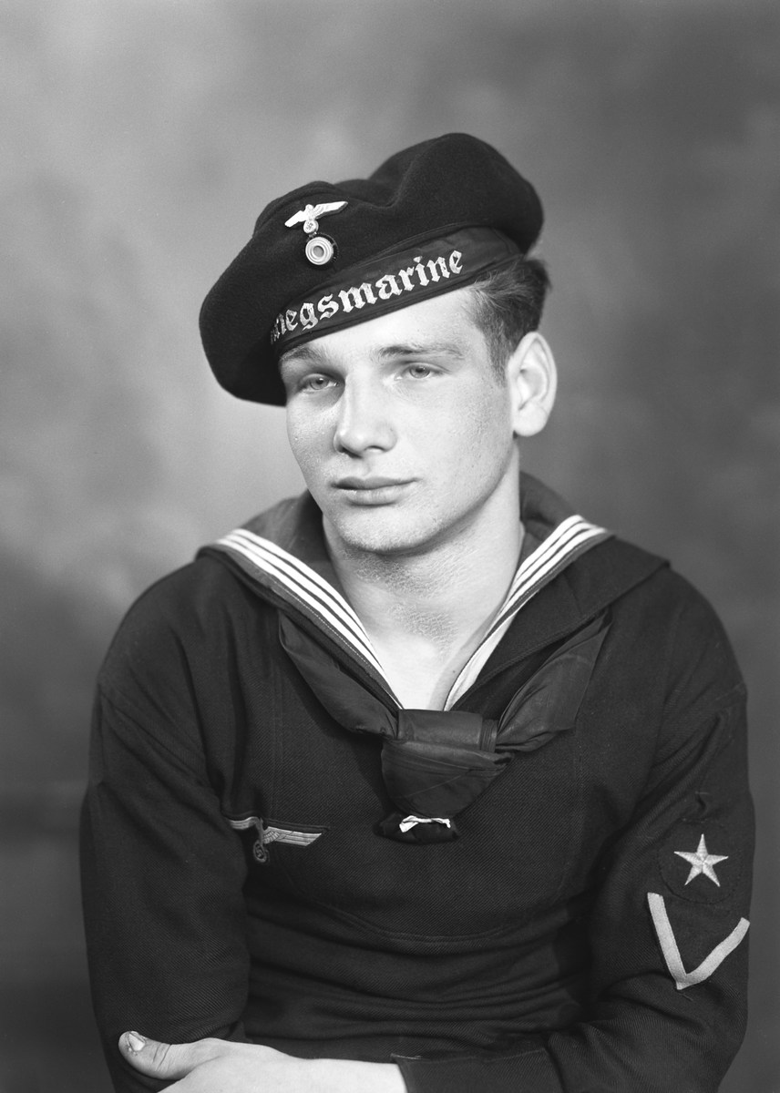 Portrett av tysk soldat. Bestillers navn:  Falkos?. Kriegsmarine. 6 postkort.