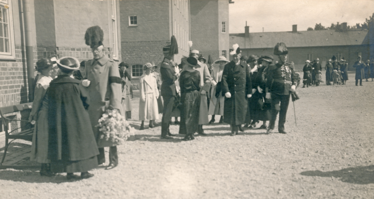 Strängnäs den 6 juni 1923

HM Konungen går in i kanslihuset och följs av officerskåren med damer för lunch på mässen.