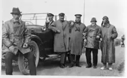 Gruppebilde. Menn på biltur til Bygdin ca. 1921. Fra venstre