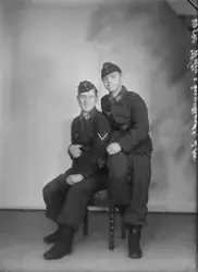 Portrett av to tyske soldater i uniform. Bestillers navn: Wi