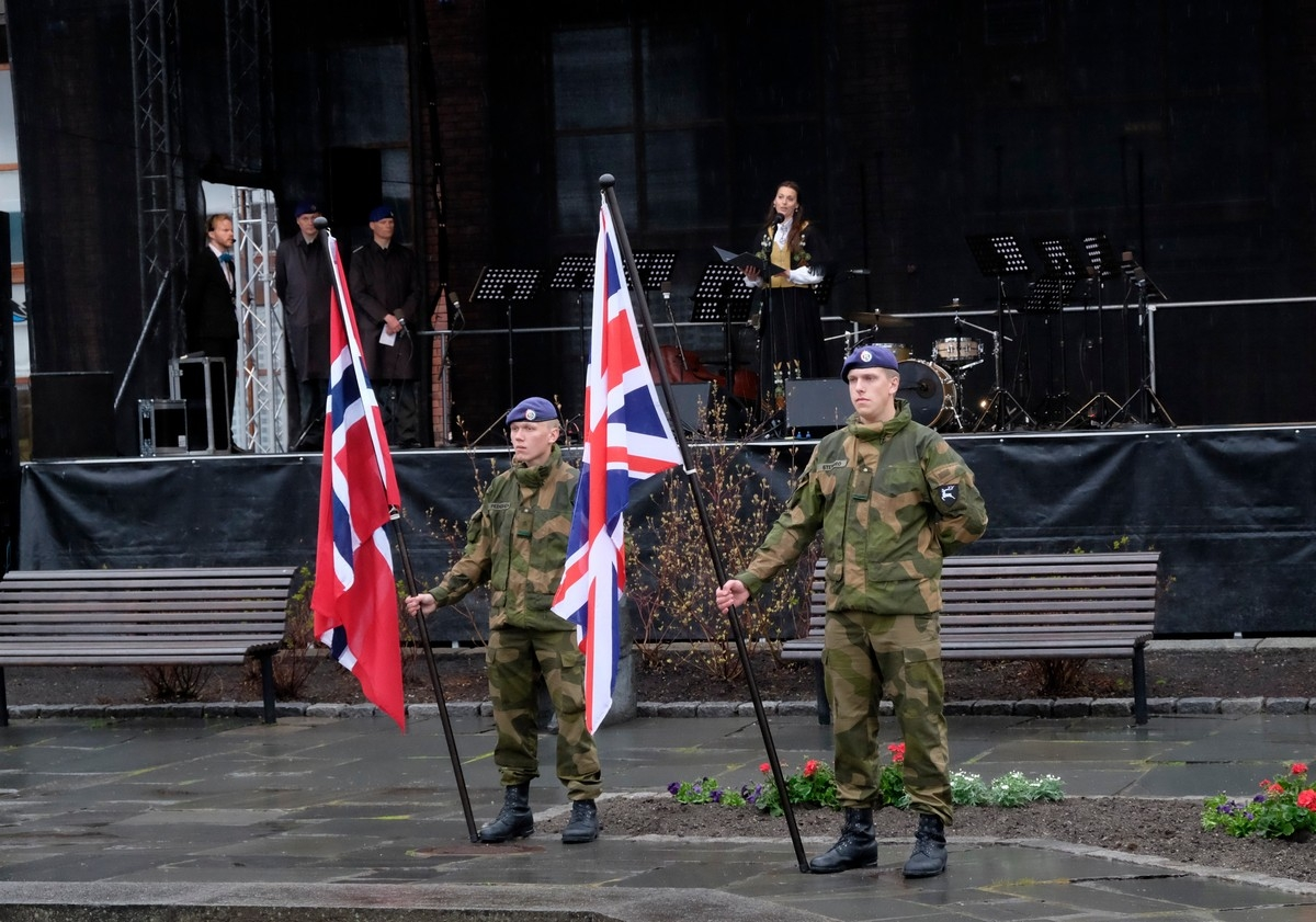 28. mai 2015, 75 års minnemarkering av frigjøringen av Narvik under andre verdenskrig. Del 1: Åpningsseremoni ved Frihetsmonumentet på Narvik torg. Diktlesing av Heidi Ruud Ellingsen.
