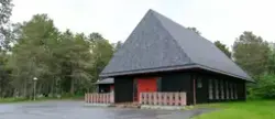 Håkvik kapell i  Narvik kommune.. med deler av Håkvik kirkeg