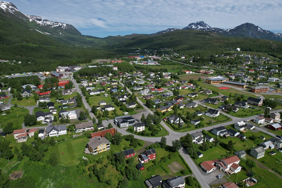 Bydelen Bjerkvik i Narvik kommune. Foto 25. juni 2022. Foto: Harald Harnang.
