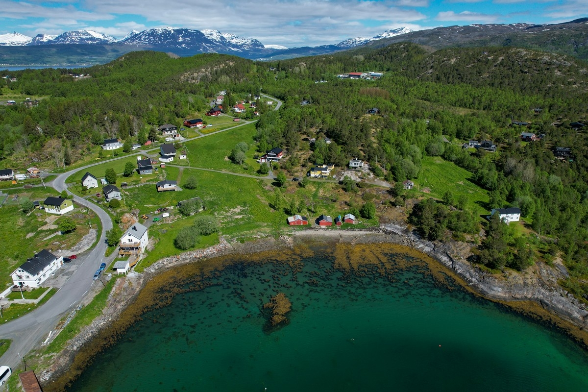 Dronefoto av Slåttvika på Øyjord, i Narvik kommune - et mulig utbyggingsområde 10 minutter fra Narvik sentrum. Dato 10. juni 2022. Foto: Harald Harnang.