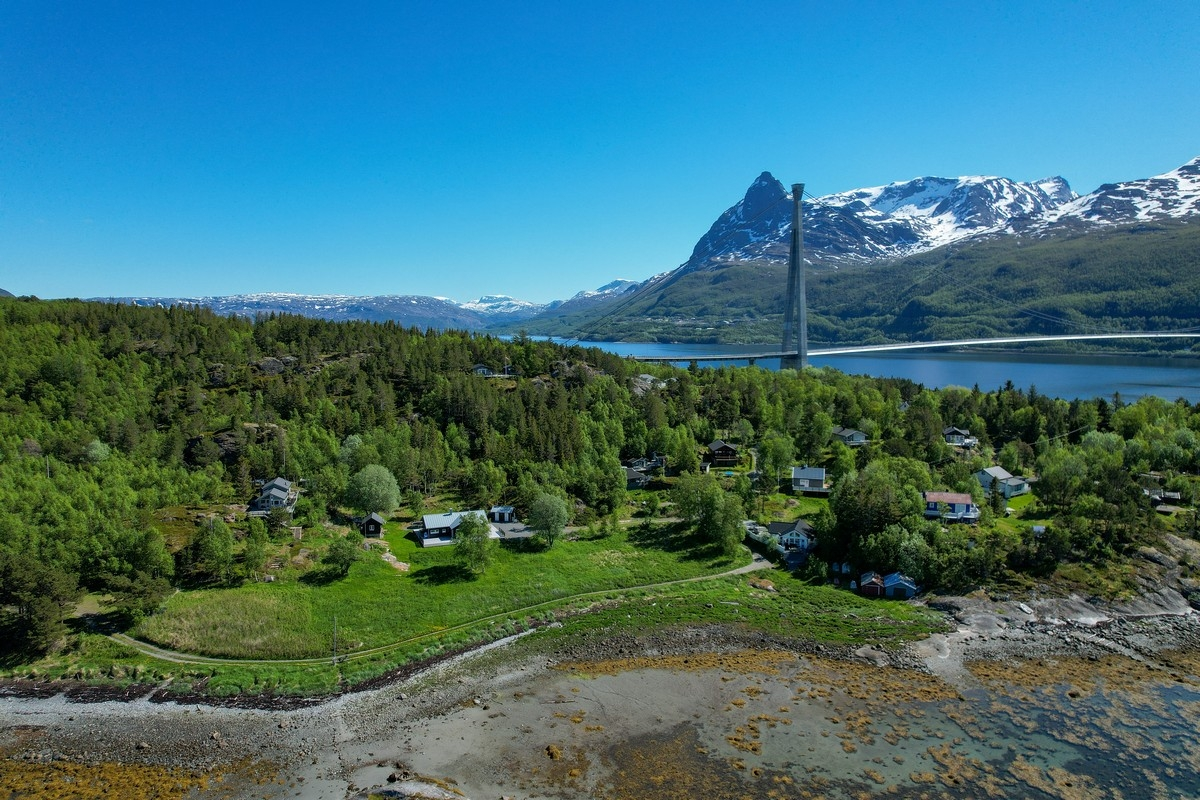 Dronefoto av Øyjordtangen på Øyjord, i Narvik kommune - et mulig utbyggingsområde 10 minutter fra Narvik sentrum. Dato 10. juni 2022. Foto: Harald Harnang.