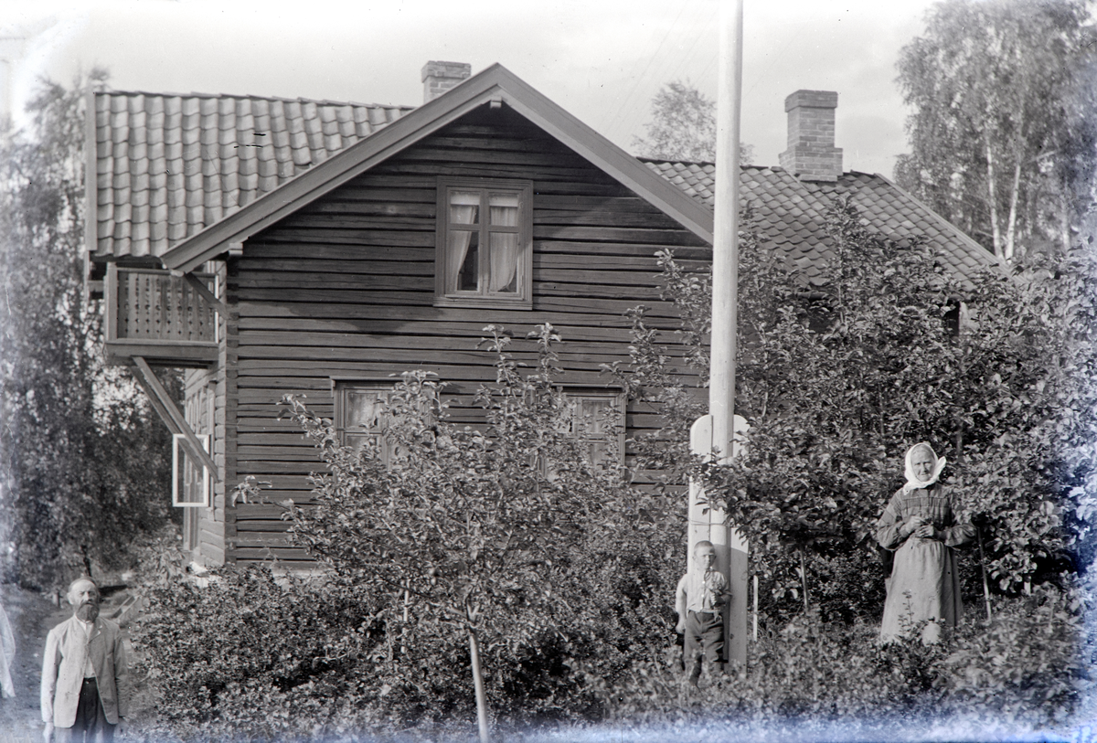 Stange, Espa, eiendommen Solvang, Espavegen 518, ukjent mann - kone og et barn foran ei flaggstang,