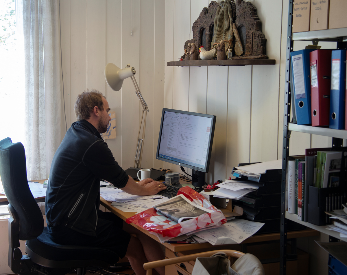 Magnus Sempler Holte sittende på sitt kontor i Storhamarbyggningen.

