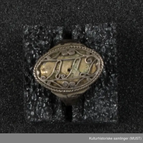 Ring. Oval plate med filigransarbeide og ingraverte initialer.