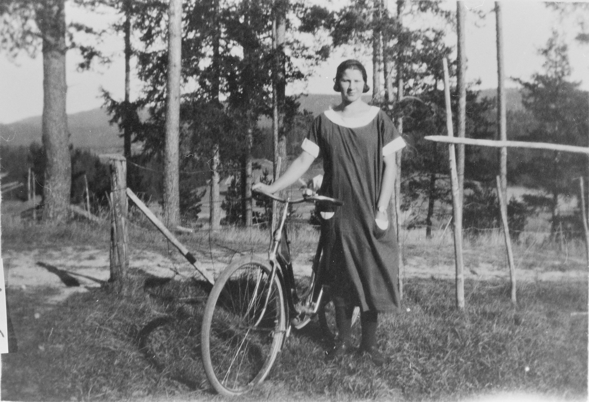 Clara Bye med sykkel, 1926.