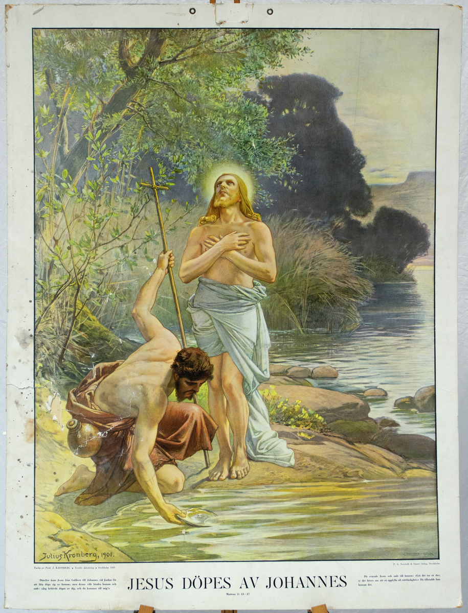To menn ved elvebredden. En mann kneler med en vannskål i den ene hånden, og holder en t-formet stav i den andre hånden. Den andre mannen står og lyser.