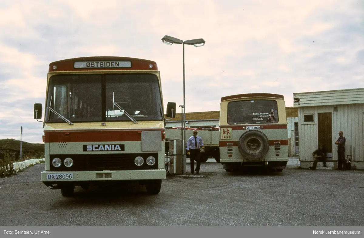 Scania rutebil med kjennemerke UX 28056 tilhørende Smøla Billag i rute til Østsiden, her ved Straumen på Smøla