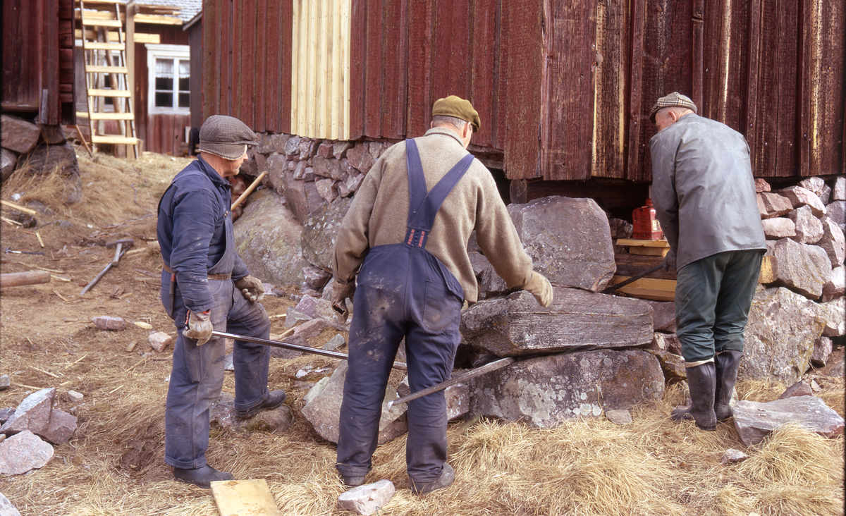 Tre män vid hembygdsgården Löka under pågående takomläggning och renovering.