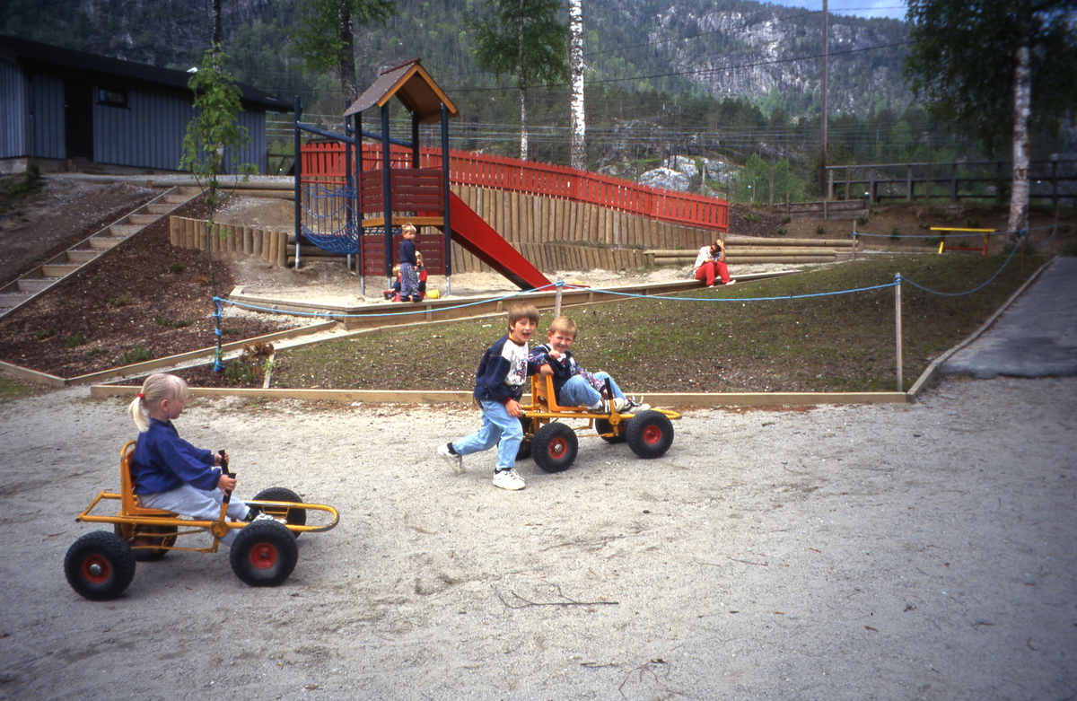 Barn i leik ved idrettsanlegget og barnehagen.
