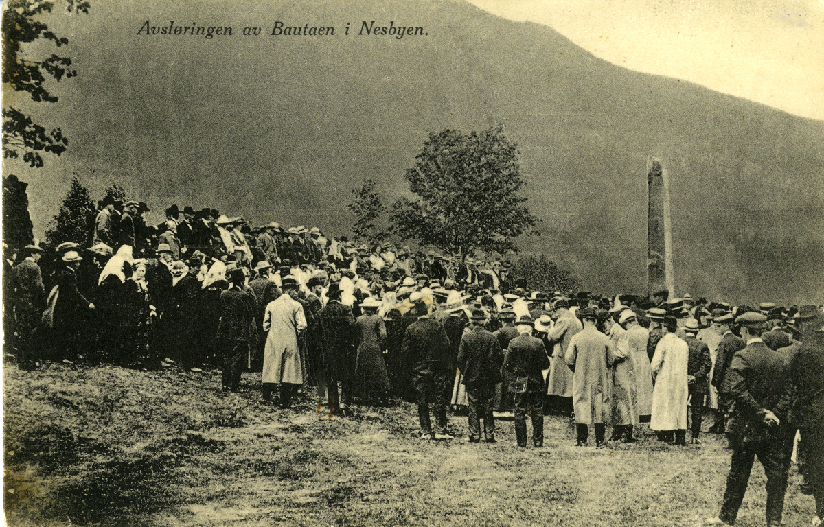 Bautaen ble reist 17. mai 1914 på Nesbyen, og
avdukingen ble holdt 31. mai 1914
