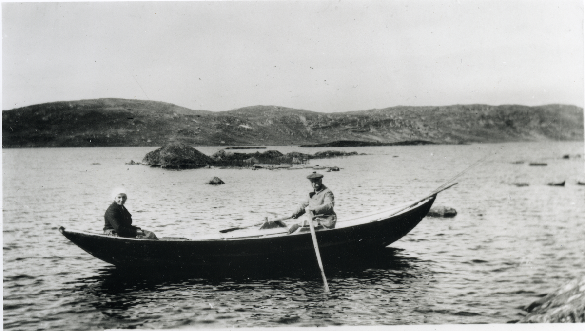 Båt med fiskere i Reinsjøen. Olav Sveinsson, f. Høllo, og hustru Caroline Lunde Sveinsson.
