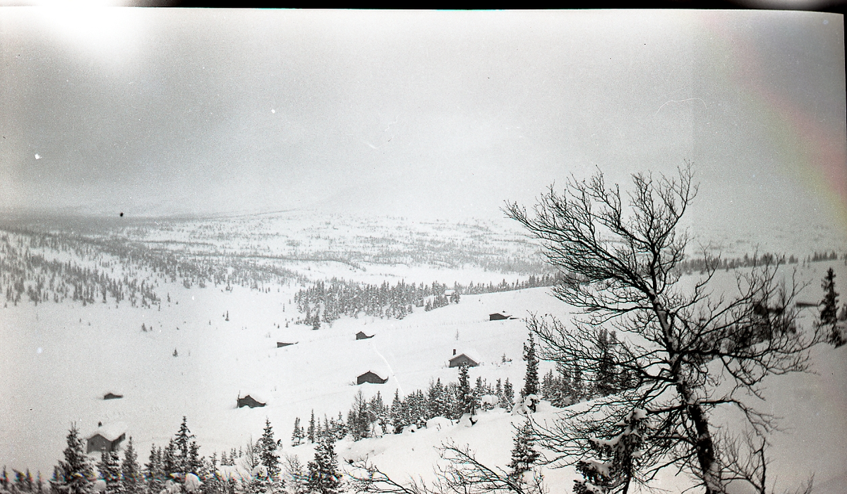 Fjellandskap
Myte seterlag i ytre Nes. Bildet er tatt mot Buhovdnatten. Mytevann ned til venstre, påsken 1937.
