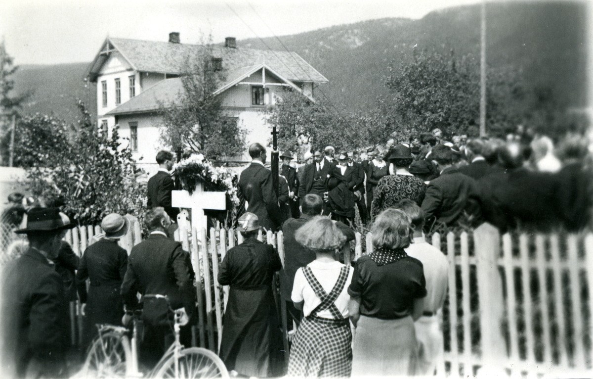 Begravelsen til soldat Ole Rullestad ved Flå kirke.
