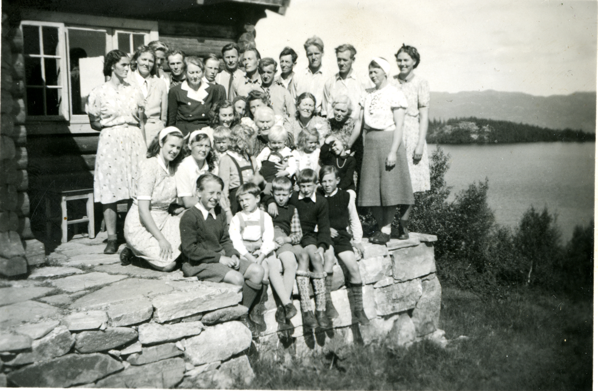 Gruppe utenfor hytta til Georg Brøto på Myte. Gunbjørg Sevres 80 årsdag i 1947. Her med barn, barnebarn og oldebarn

