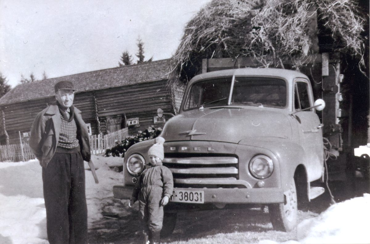 Lastebil
Opel lastebil med stort forlass fra Tandberggården på Garnås. F.v. Lars K Bråten og Liv Sigrid (barnebarn). I bakgrunn en løve. l
