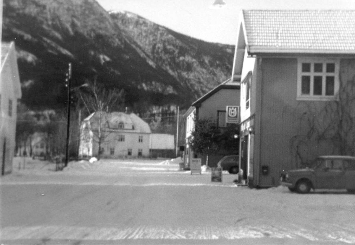 Nesbyen sentrum. Stasjonsvegen mot Alfarvegen. F.v. huset til Sverre Hagen, Jan Svenkerud, A. Woll og Ivarstugu.
