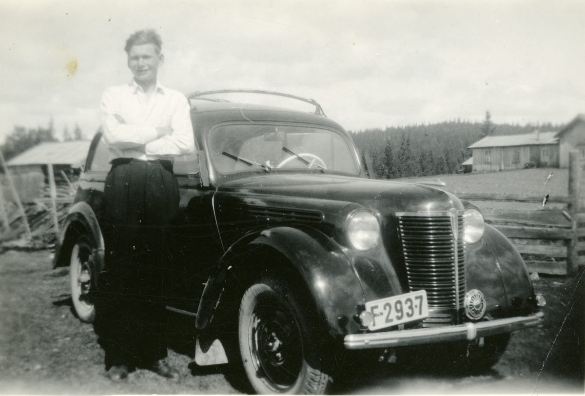 Personbil
Bildet er tatt på Foss med Grasdokkvollen i bakgrunnen.
 Edmund Rodegård (f. 1930).
