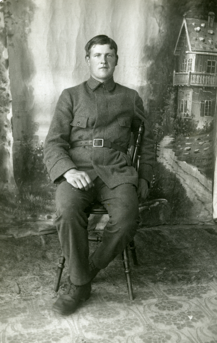 Portrett av en soldaten Amund Smette 1896 - 1972.
