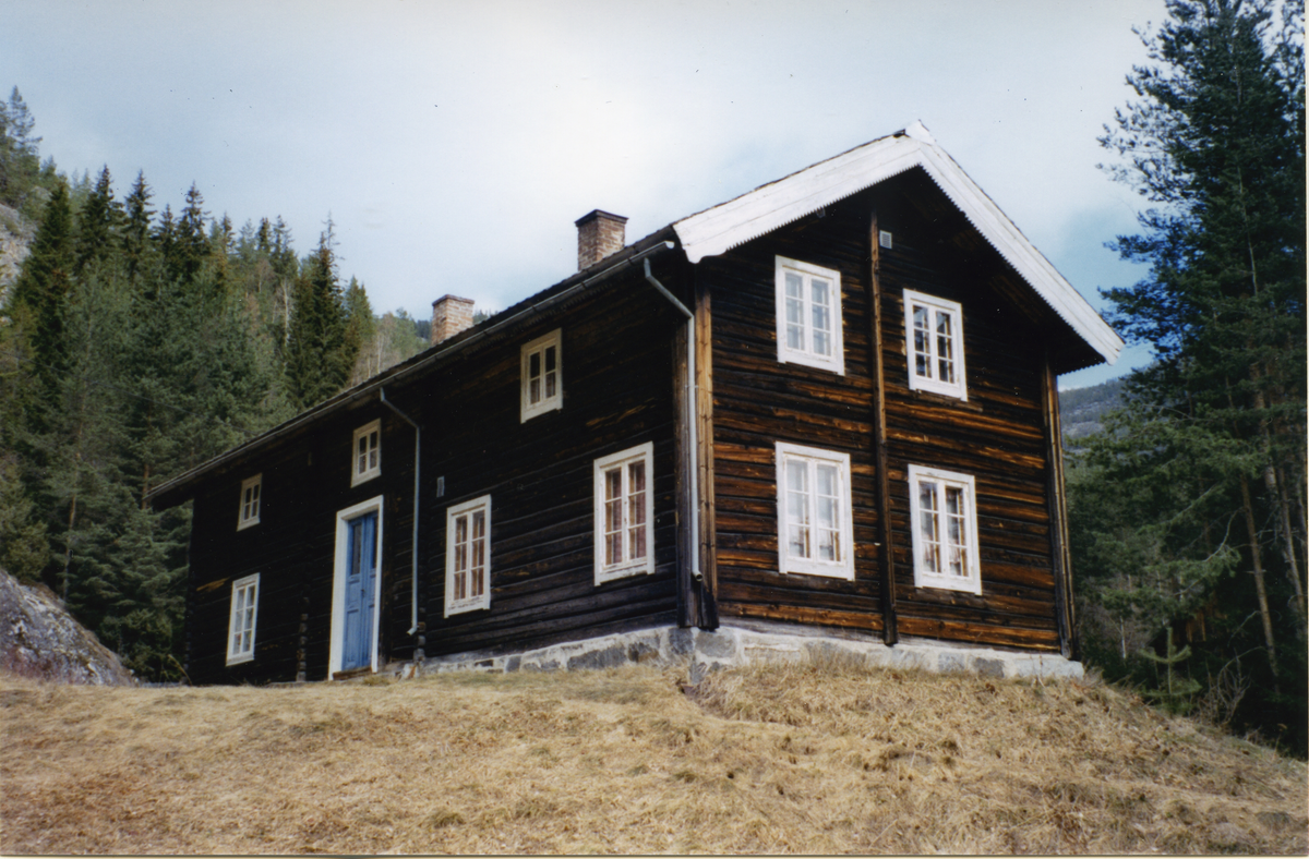 Bygninger
Våningshuset i Gråsult ved Liodden. Gråsult er et småbruk øst for Brommafjorden.

