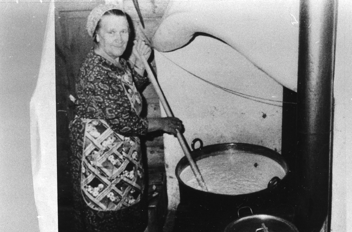 Primkoking
Reportasje fra "Busken" 1976. Kari Guteplass koker prim.

