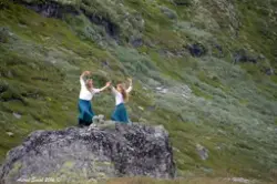 Hulderdans på dansefeten ved Reinsjøen.