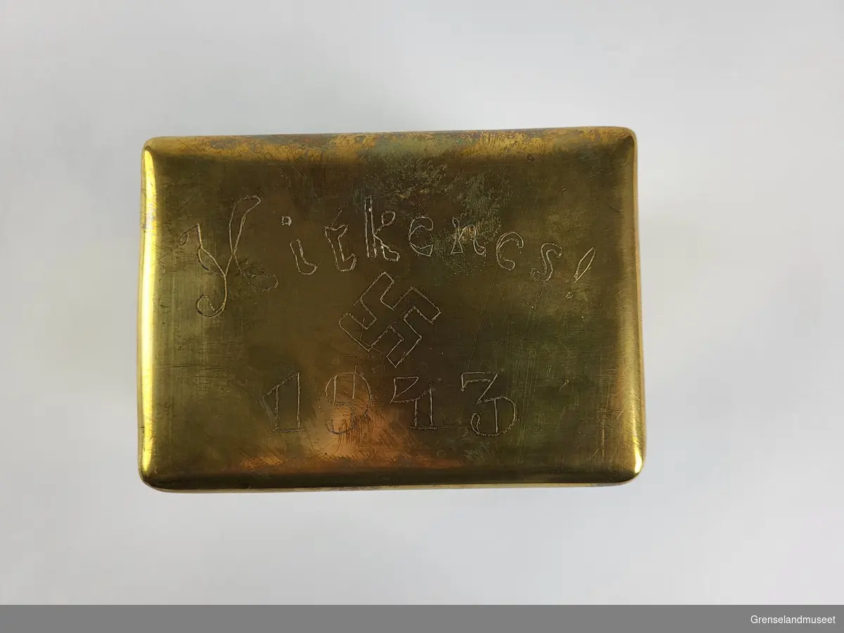 Nazistisk svastika innrisset på smykkeskrinets lokk mellom teksten "Kirkenes" og "1943".  