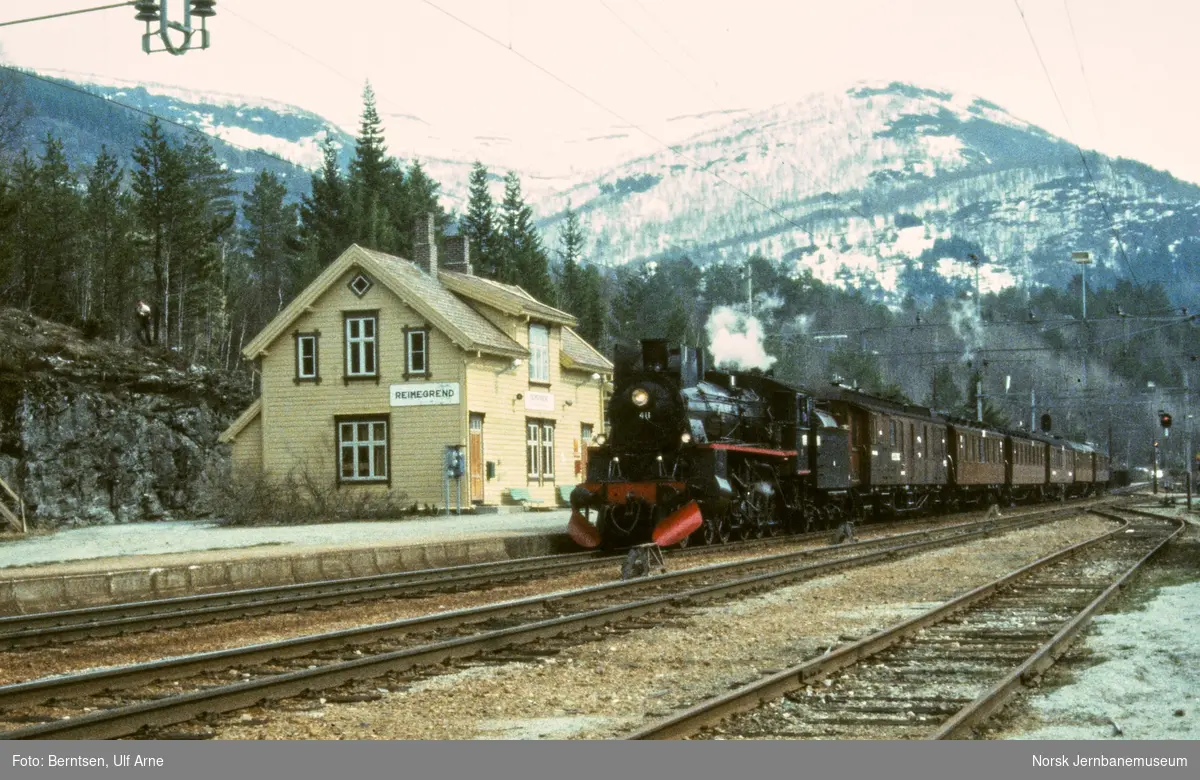 Damplokomotiv 26c 411 med veterantog på Reimegrend stasjon på Bergensbanen